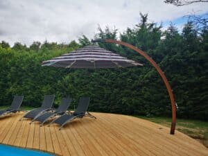 parasol déporté en bois terrasse de piscine arcobaleno