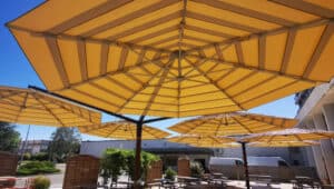 parasol geant quadrifoglio octogonal grande terrasse de restaurant
