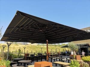 Grand parasol géant quadrifoglio pour très grande terrasse de restaurant