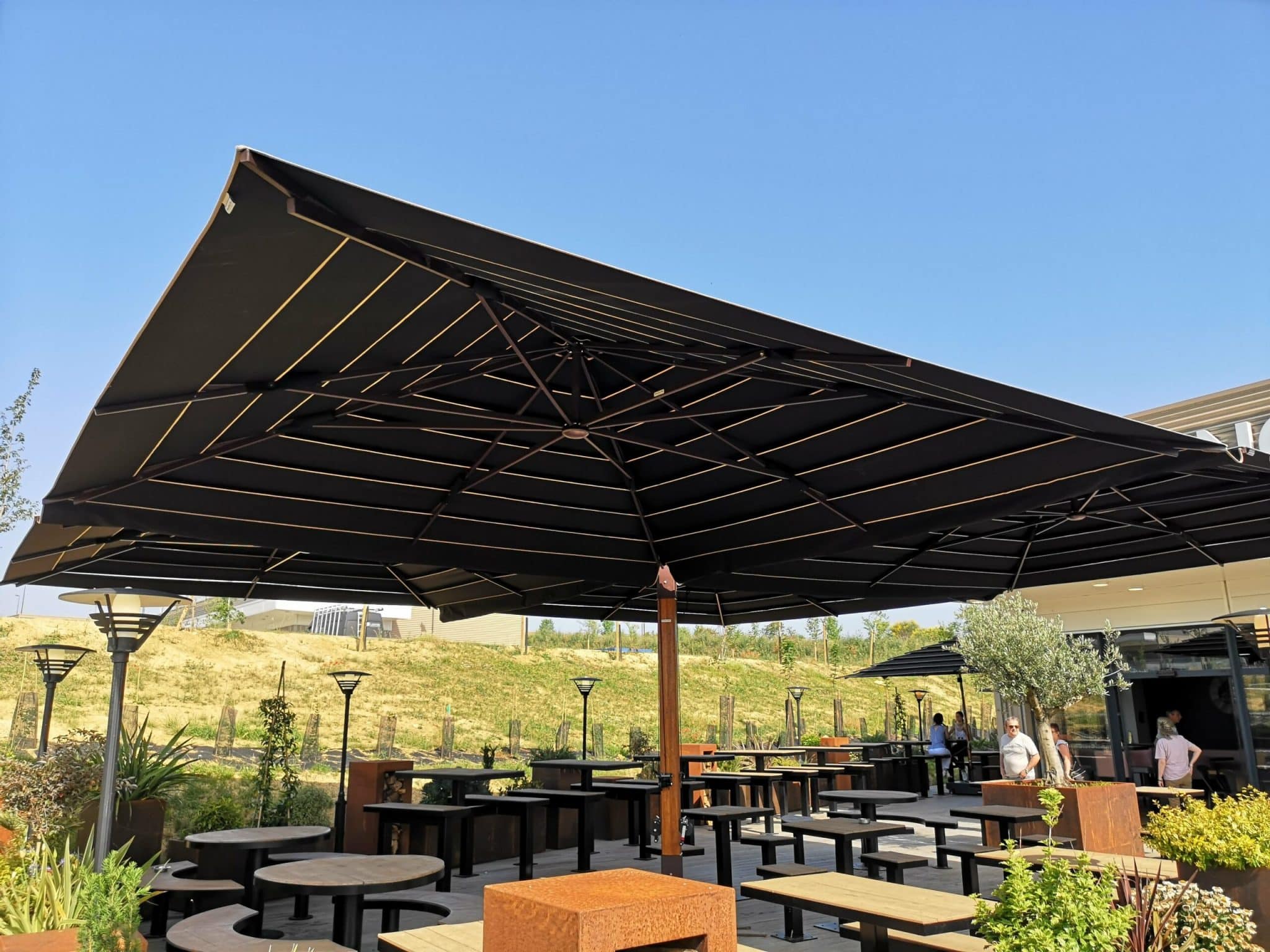 Grand parasol géant quadrifoglio pour très grande terrasse de restaurant