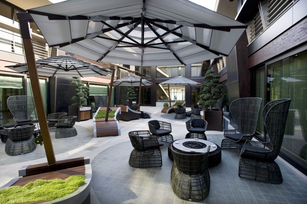 Grand hotel cuneo parasol deporté en bois exotique iroko