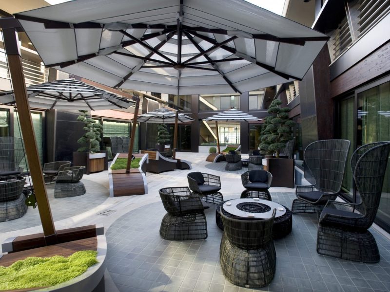 Grand hotel cuneo parasol deporté en bois exotique iroko