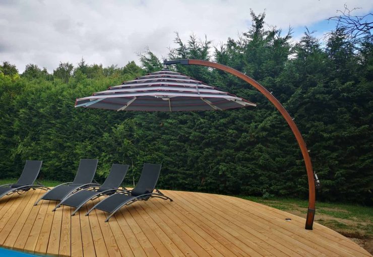 parasol déporté en bois terrasse de piscine arcobaleno
