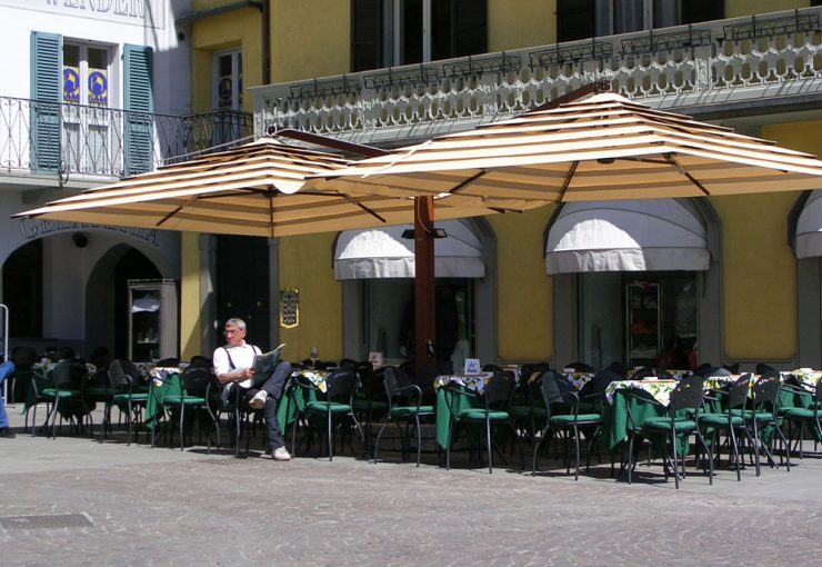 Terrasse de brasserie avec parasol Giglio central
