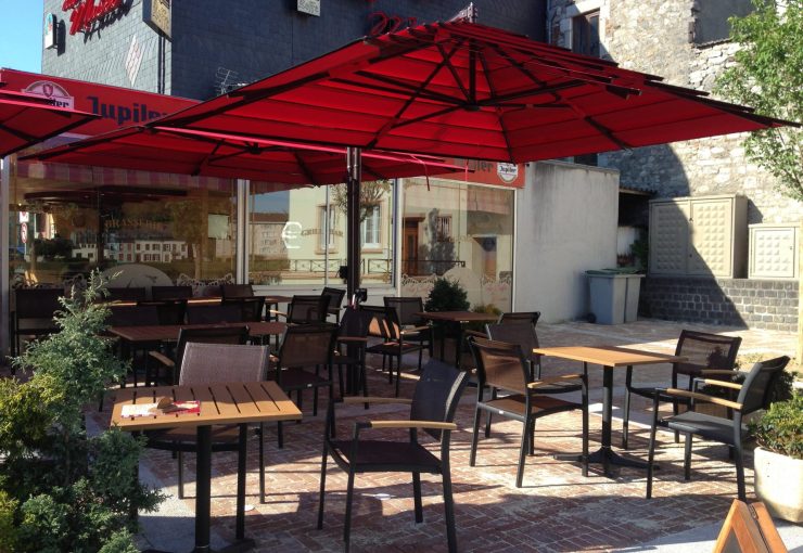 Parasol lusso rouge terrasse de café