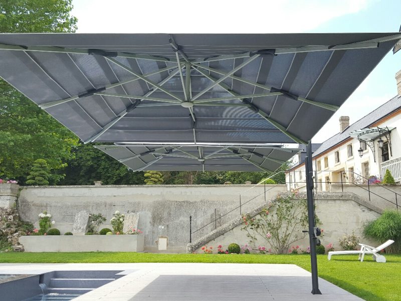 Double parasol excentré orientable ancré au sol