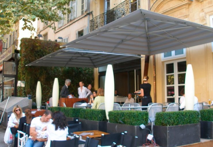 Double parasol Giglio excentré terrasse de restaurant