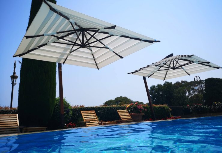 parasol déporté iroko villa terrasse de piscine