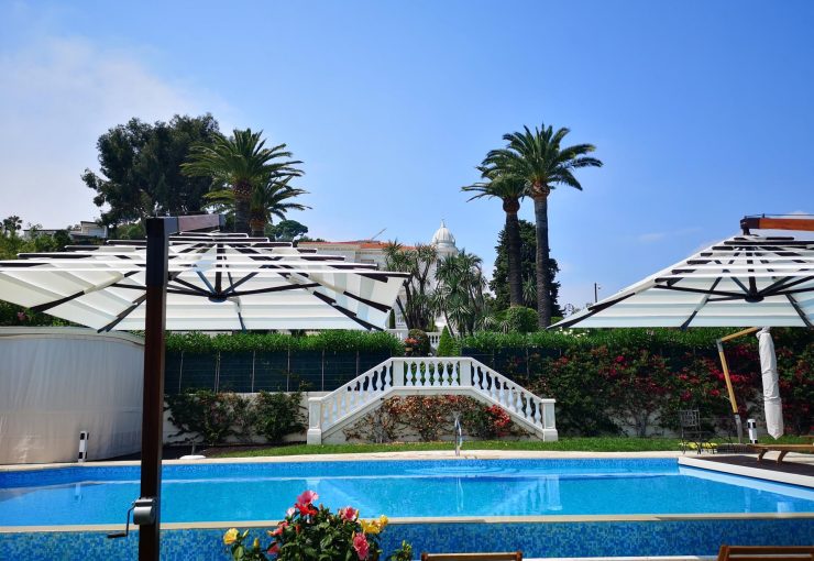 parasol iroko terrasse de piscine villa