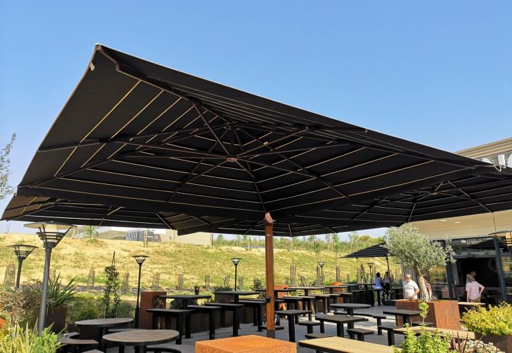 Grand parasol géant quadrifoglio pour très grande terrasse de restaurant